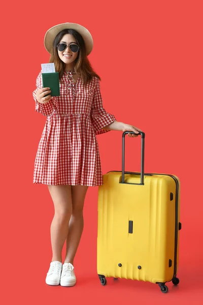 Mujer Joven Con Pasaporte Maleta Sobre Fondo Color — Foto de Stock