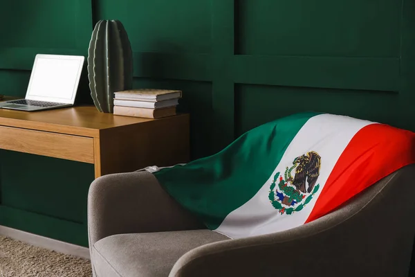 Poltrona Com Bandeira Mexicana Perto Parede Cor — Fotografia de Stock