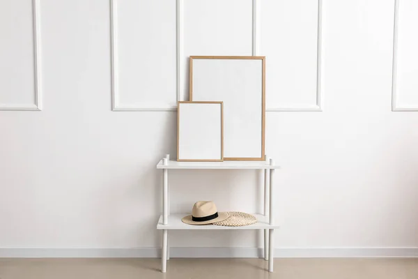 White Table Blank Poster Frames Hat Light Stylish Wall — Stock Photo, Image