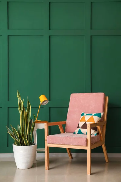 Stilvolles Interieur Des Wohnzimmers Mit Bequemen Holzsessel Und Zimmerpflanze — Stockfoto