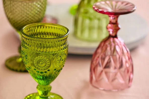 Verres Élégants Sur Table Dans Chambre Gros Plan — Photo