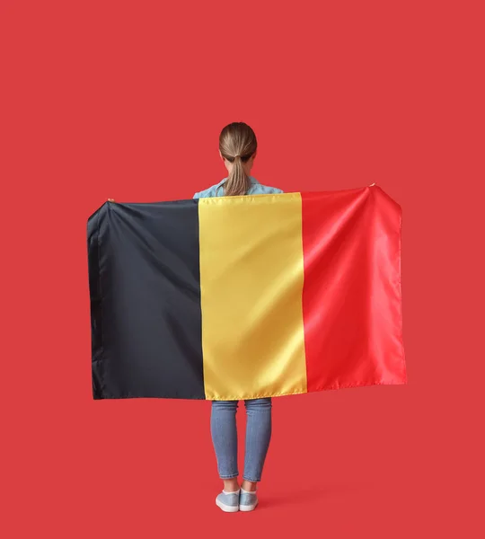 Ung Kvinna Med Flagga Belgien Färg Bakgrund Baksida Visa — Stockfoto