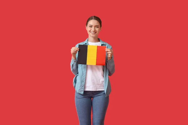 Młoda Kobieta Flagą Belgii Tle Koloru — Zdjęcie stockowe
