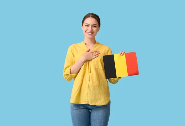 Mujer Joven Con Bandera Bélgica Fondo Color — Foto de Stock