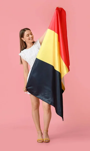 Mujer Joven Con Bandera Bélgica Fondo Color — Foto de Stock