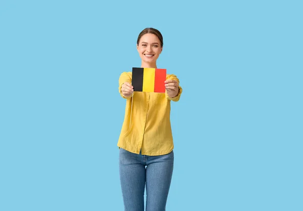 Mujer Joven Con Bandera Bélgica Fondo Color — Foto de Stock