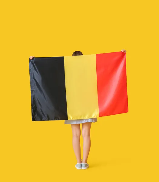 Ung Kvinna Med Flagga Belgien Färg Bakgrund Baksida Visa — Stockfoto