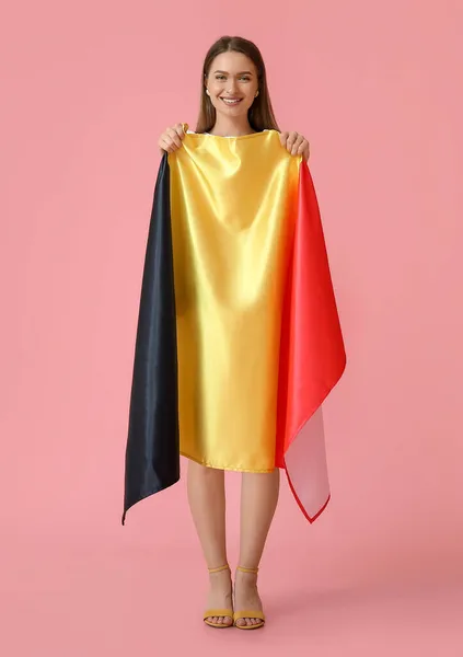 Ung Kvinna Med Flagga Belgien Färg Bakgrund — Stockfoto