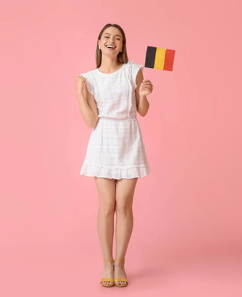 Glad Ung Kvinna Med Flagga Belgien Färg Bakgrund — Stockfoto