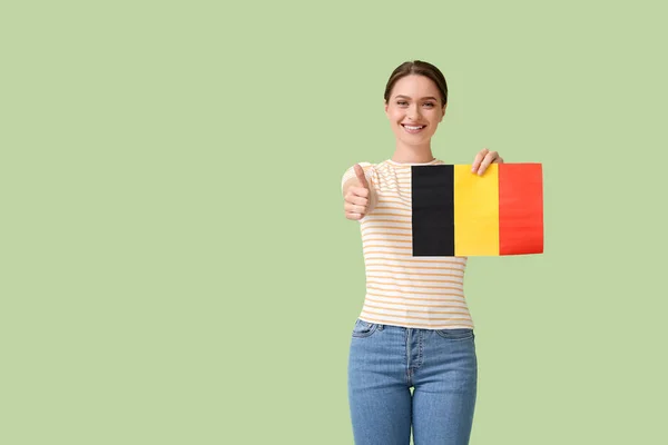 Молодая Женщина Флагом Бельгии Показывает Большой Палец Вверх Цветном Фоне — стоковое фото