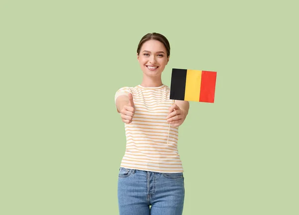 Νεαρή Γυναίκα Σημαία Βελγίου Που Δείχνει Τον Αντίχειρα Στο Φόντο — Φωτογραφία Αρχείου