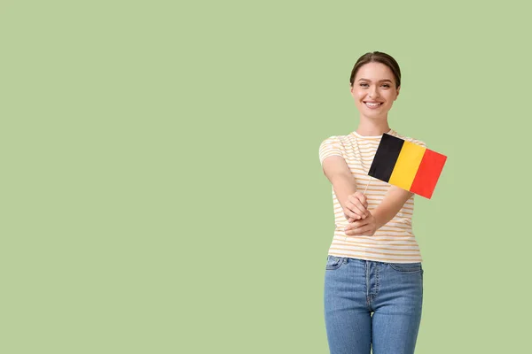 Mujer Joven Con Bandera Bélgica Fondo Color — Foto de Stock