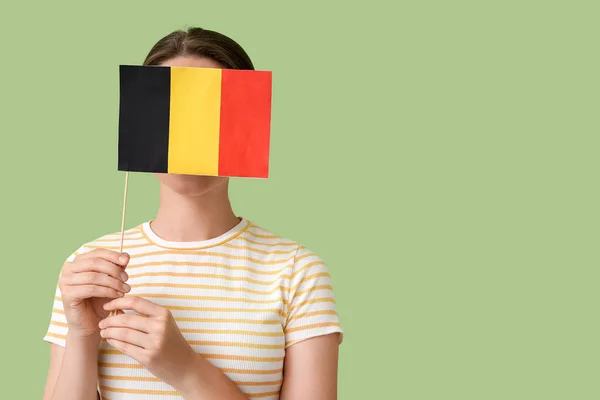 Молодая Женщина Флагом Бельгии Цветном Фоне — стоковое фото