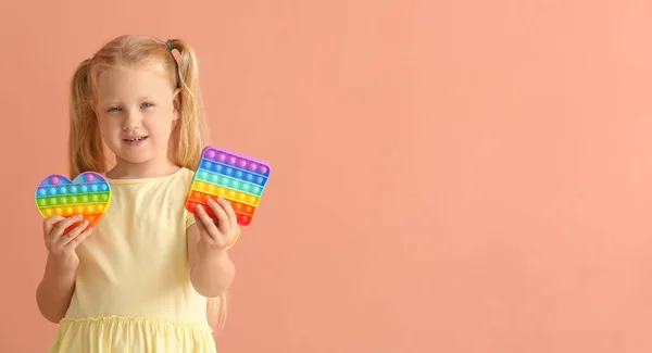 Menina Bonita Segurando Pop Diferente Brinquedos Fidget Fundo Cor — Fotografia de Stock