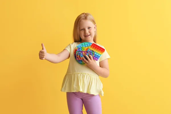 Retrato Menina Feliz Com Pop Fidget Brinquedos Mostrando Thumb Fundo — Fotografia de Stock