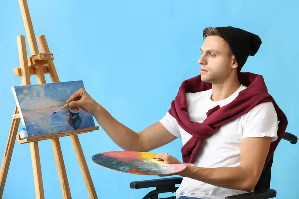 Jovem Artista Masculino Cadeira Rodas Pintura Imagem Contra Fundo Cor — Fotografia de Stock