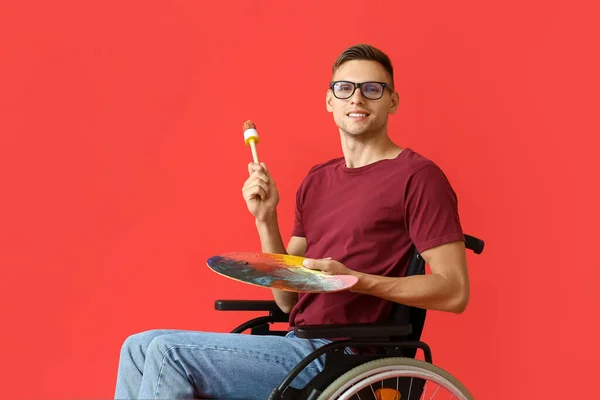 カラーを背景に車椅子の若い男性アーティスト — ストック写真