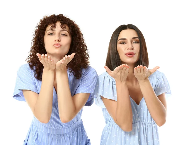 Hermanas Jóvenes Dando Beso Aire Sobre Fondo Blanco — Foto de Stock