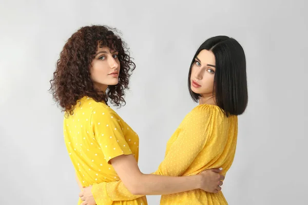 Retrato Hermanas Jóvenes Sobre Fondo Gris — Foto de Stock