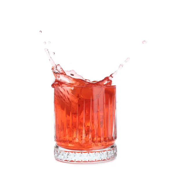 Glas Klassischer Negroni Cocktail Mit Spritzern Auf Weißem Hintergrund — Stockfoto