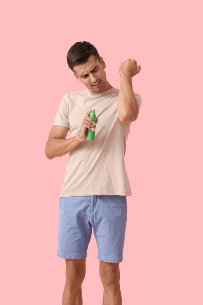 Hombre Joven Con Repelente Mosquitos Sobre Fondo Color — Foto de Stock