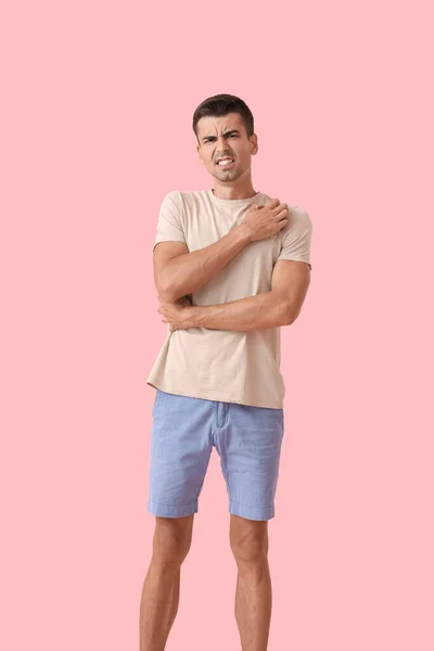 Young Man Scratching Himself Color Background — Stock Photo, Image