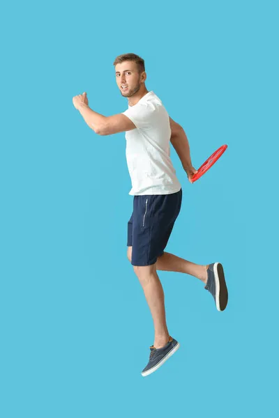 Schöner Junger Mann Spielt Frisbee Auf Blauem Hintergrund — Stockfoto