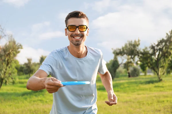 Young Man Playing Frisbee Park — Stock Photo, Image