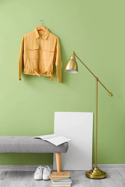 Interior Corredor Moderno Com Casaco Amarelo Parede Verde — Fotografia de Stock