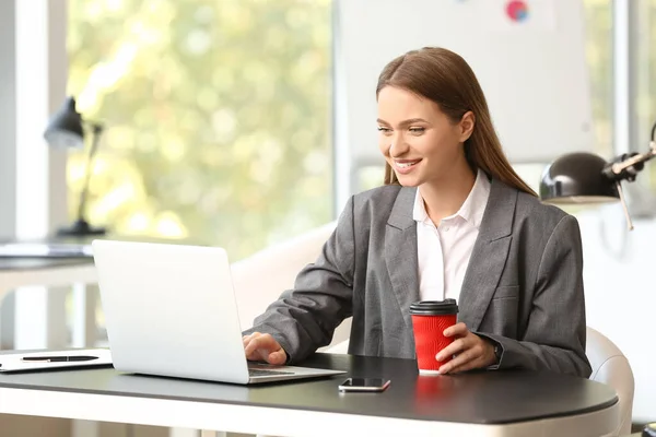 Young Woman Working Laptop Drinking Coffee Office — Stock Photo, Image