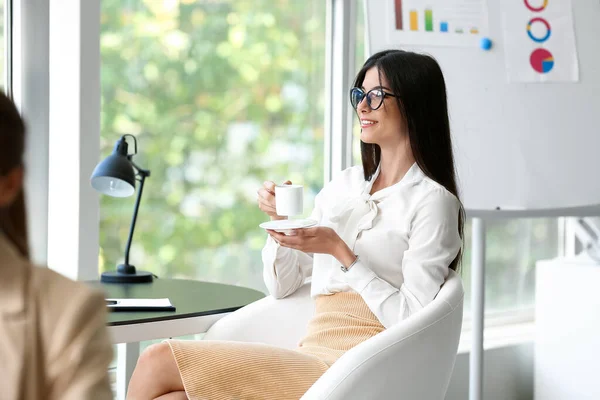 Young Woman Having Coffee Break Office — Stock Photo, Image