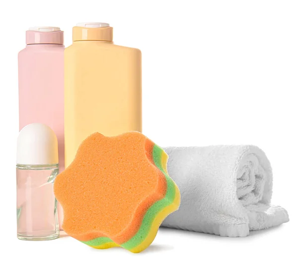 Beyaz Arka Planda Kozmetik Ürünleri Banyo Süngeri Havlu Şişeleri — Stok fotoğraf