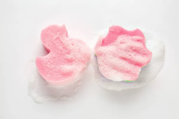 ピンクのアヒルと星型の風呂は白い背景に泡でスポンジ — ストック写真