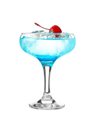 Beyaz arka planda bir bardak Mavi Göl kokteyli.