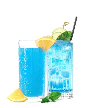 Beyaz arka planda Mavi Göl Kokteyli