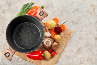 Hafif arka planda sebzeli tencere pişirme