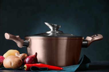 Esmer arka planda sebzeli modern yemek tenceresi