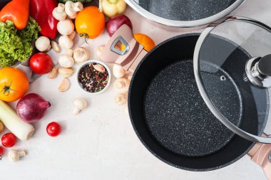 Kapaklı tencere ve lezzetli çorba malzemeleri.