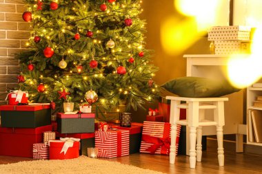 Noel için dekore edilmiş güzel modern odanın içi.