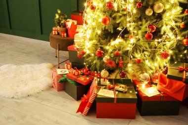 Noel ağacının altında bir sürü hediye var.