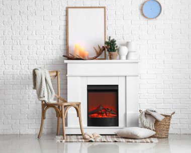 Elektrikli şöminesi ve küçük Noel ağacı olan ışık odasının içi.