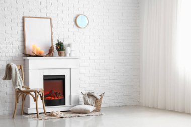 Elektrikli şöminesi ve küçük Noel ağacı olan ışık odasının içi.