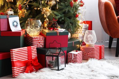 Yılbaşı ağacının altında bir sürü hediye.