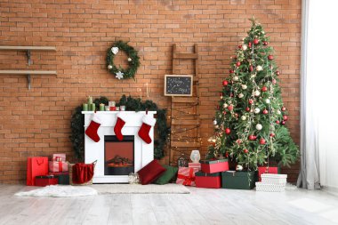 Noel için dekore edilmiş modern şömine ve ağaç.