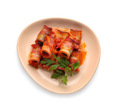 Beyaz arka planda kıtır kıtır pastırmalı kuru erik ve maydanozlu