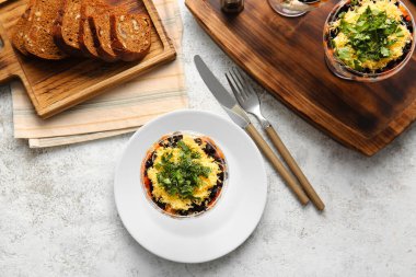 Lşık masasında kuru erikli lezzetli salata.