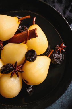 Masada lezzetli armut ve kuru erik tabağı, yakın plan.