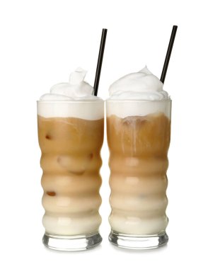 Beyaz arka planda buzlu hojicha latte.