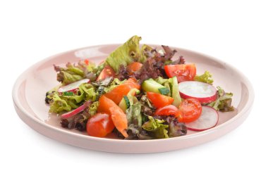 Somonlu lezzetli salata ve beyaz arka planda sebze.