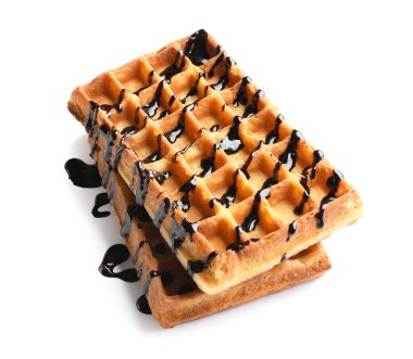 Beyaz arka planda çikolata soslu Belçika waffleları.